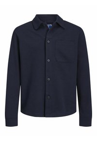Chemise bleu marine à manches longues en tissu doux, avec un devant à boutons, un col pointu et une poche poitrine. Texture lisse et coupe régulière.