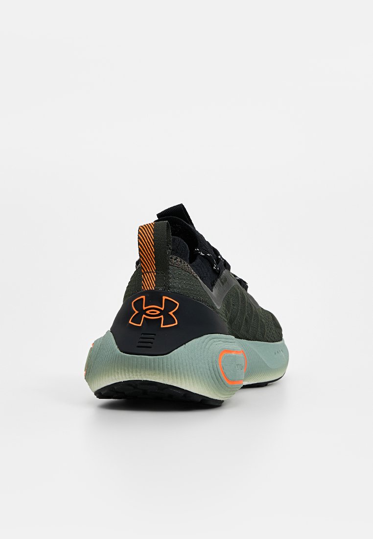 Baskets texturées vert foncé avec des accents noirs. Présentent un logo orange et une semelle semi-translucide rembourrée pour un soutien optimal. Système de laçage ajustable.