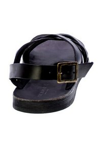 Sandal in pelle nera con un design a fascette, suola piatta e dettaglio della fibbia regolabile sul cinturino alla caviglia.