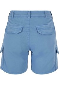 Shorts décontractés bleu clair avec passants de ceinture, deux poches arrière à rabat et poches cargo latérales vus de dos.