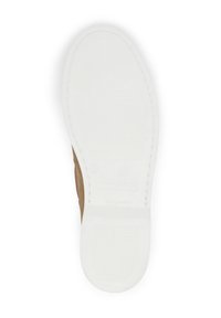 Braunes Schuhwerk mit einer weißen Gummisohle, das ein strukturiertes Muster und ein Logodetail aufweist. Das Obermaterial besteht aus weichem Material mit gesteppten Akzenten.