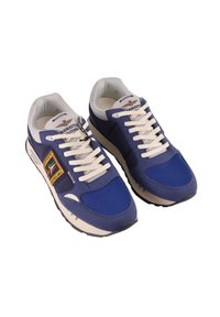 Sneaker sportive blu con tomaia in mesh e suede, lacci crema e un patch con logo. Presentano un intersuola bianca e una suola nera texture.