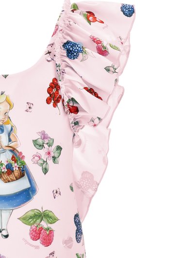 Rosa stoffbadedrakt med volanger på skuldrene, prydet med en illustrert figur som holder en kurv og forskjellige fruktmønstre i livlige farger.