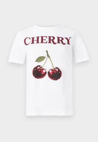 Balts īsām piedurknēm T-krekls ar attēlu, kurā redzamas divas sarkanas ķiršus un vārds "CHERRY" burgundijas krāsā virs tiem, drukāts resnā fontā.