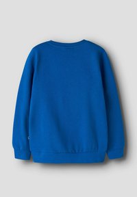 Sweat-shirt bleu à manches longues avec col rond, poignets et ourlet côtelés, présenté de dos sur un fond gris.