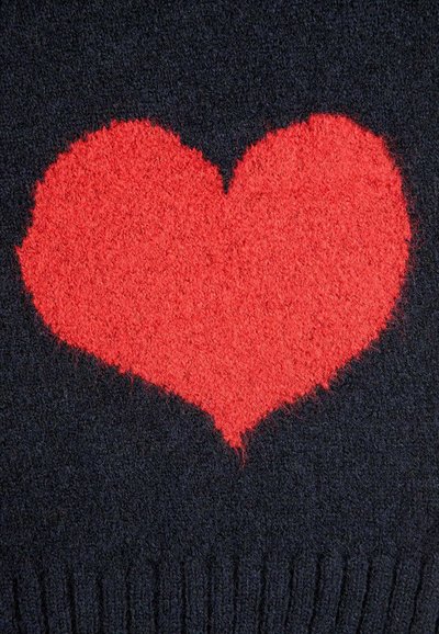 Pull en maille avec un grand motif de cœur rouge sur un fond noir. Texture en tricot avec ourlet côtelé pour plus de détails. Tissu doux et chaud.