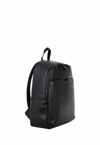 Sac à dos en cuir noir avec fermeture éclair incurvée en haut, poche avant, bretelles rembourrées et poignée de transport supérieure, présenté sur fond blanc.