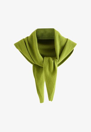 Grüner gestrickter Wollschal, gefaltet und geknotet mit zwei langen Enden, die auf einem weißen Hintergrund herunterhängen.