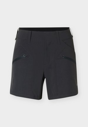 Shorts d'extérieur noirs avec poches latérales zippées en diagonale et passants de ceinture, conçus pour un usage actif.