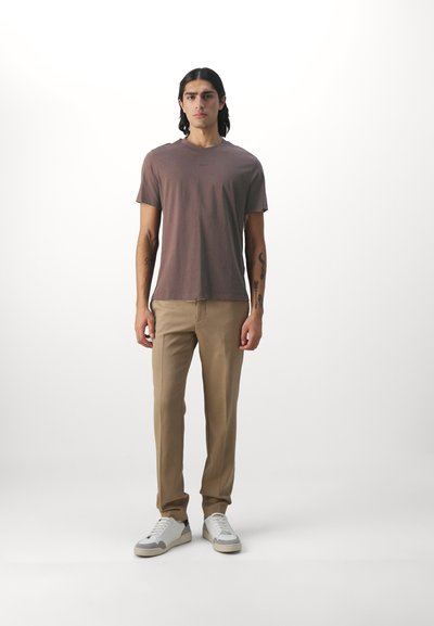 sandro TEE - Pamata T-krekls - marron foncé
