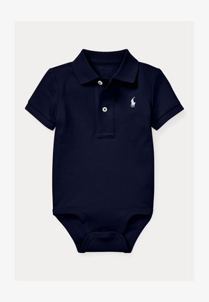 Tamsiai mėlynas medvilninis polo tipo bodis su trumpomis rankovėmis, dviem mygtuko anga ir baltai siuvinėta logotipu kairiajame krūtinės kampe. Apačioje yra spaudėjas užsegimas.