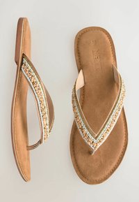 Tan flip-flops met gevlochten details in crèmekleur en gouden accenten. Zachte, suède-achtige voetbed met een V-vormig bandontwerp.