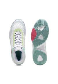 Scarpe da basket con tomaia in rete bianca, accenti verde menta, dettaglio rosa sul tallone e suola in gomma testurizzata con un motivo geometrico.