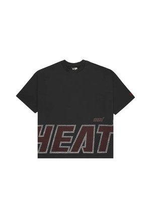 T-shirt noir à manches courtes avec un grand texte "HEAT" rouge et gris imprimé en bas devant.