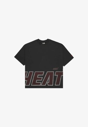 T-shirt noir à manches courtes avec un grand texte "HEAT" rouge et gris imprimé en bas devant.