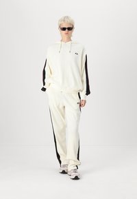 Ellesse CHARON - Treningo apatinė dalis - off white
