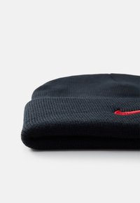Nike Performance LIVERPOOL FC U NIKE DF PEAK BEANIE SC - Klubbklær - black/gym red