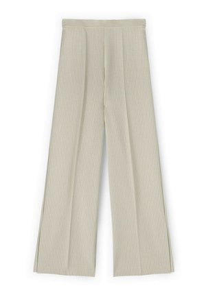 Beige Hosen mit weitem Bein, vertikalen schwarzen Nadelstreifen und einem hohen Bund, auf einem weißen Hintergrund flach ausgelegt.