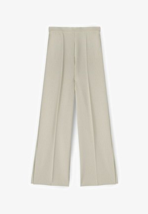 Beige wijde pijpen broek met verticale zwarte krijtstrepen en een hoge tailleband, plat gelegd op een witte achtergrond.