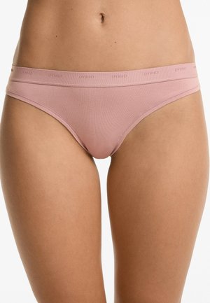 Lichtroze bikini slipjes van een zacht, gestructureerd materiaal met een comfortabele elastische tailleband waarop de merknaam "OYSHO" subtiel is geperst.