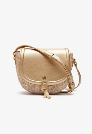 Petit sac bandoulière avec rabat et bandoulière en cuir doré, fond beige tricoté et petit logo en métal au centre devant.
