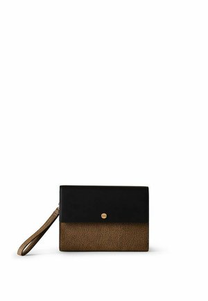 Pochette marron texturée avec rabat noir, bouton doré et bracelet assorti, sur fond blanc.