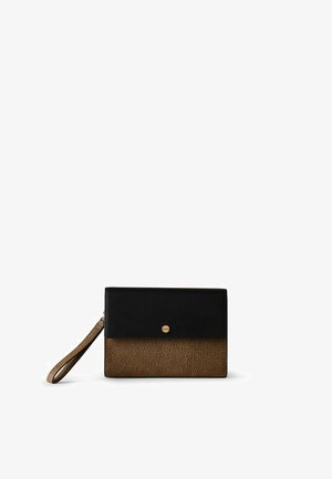 Pochette marron texturée avec rabat noir, bouton doré et bracelet assorti, sur fond blanc.