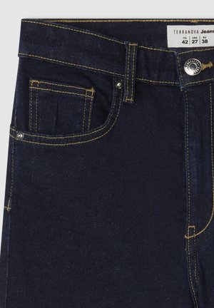 Jeans in denim blu scuro con cuciture gialle, dotati di tasche standard, chiusura con bottone metallico e etichetta in tessuto in vita.