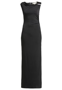 Robe de soirée noire sans manches avec un col montant, un léger froncé sur le côté et une jupe droite longue jusqu'au sol.