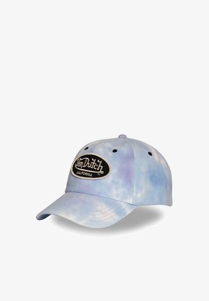 Casquette de baseball tie-dye bleu clair et violet avec un patch noir portant l'inscription « Von Dutch California » à l'avant, six trous de ventilation et une visière incurvée.