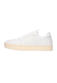 Sneaker in pelle bianca con design semplice, caratterizzato da un pannello testurizzato, punta tondeggiante e suola in gomma beige. Nessun lacci o hardware visibile.