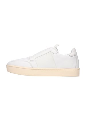 Sneaker in pelle bianca con design semplice, caratterizzato da un pannello testurizzato, punta tondeggiante e suola in gomma beige. Nessun lacci o hardware visibile.
