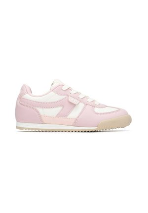 Zapatilla baja en rosa y blanco con suela de goma color crema y cordones blancos, detalle del logo lateral y diseño de paneles cosidos.
