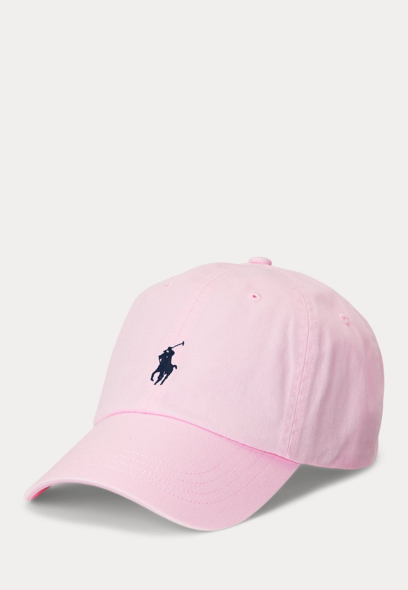 Lys pink baseballkasket med buet skygge og et lille mørkeblåt polo-spiller-logo broderet på fronten.
