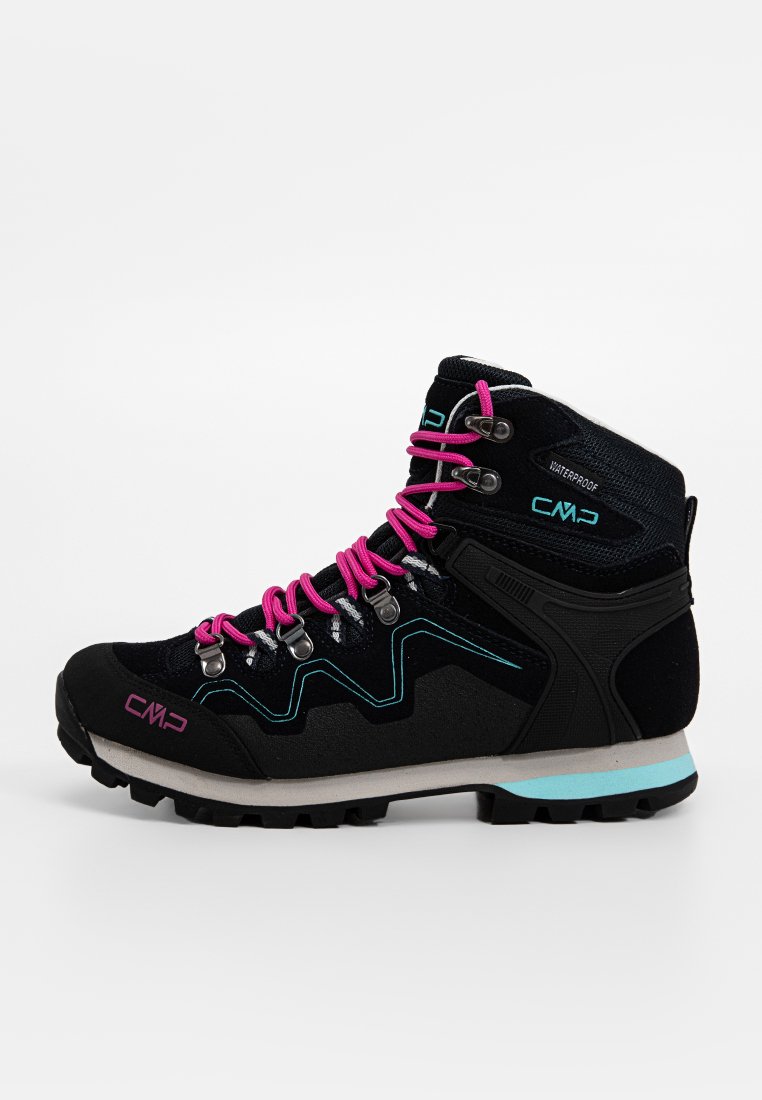 Stivale da trekking impermeabile nero con lacci rosa, accenti blu e tomaia testurizzata. Caratterizzato da una suola robusta e occhielli in argento.