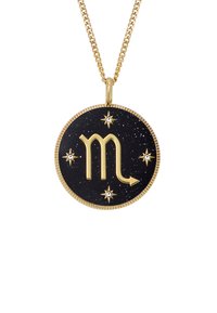 Gouden zodiac hanger met zwarte achtergrond, met het Scorpio-symbool, omlijst door vijf sterren en een gestructureerde rand. Ketting bevestigd.