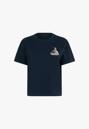 Temno modra bombažna majica s kratkimi rokavi, ki ima dizajn čolna z dekorativnimi detajli in okroglim izrezom. Ohlapen kroj.