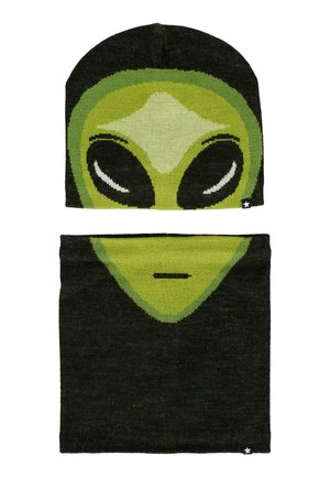 Ensemble bonnet en tricot et tour de cou avec un graphique d'alien vert sur fond noir. Le matériau est en tissu doux avec une texture lisse.