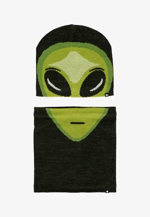 Gebreide muts en nekwarmer set met een groen alien grafiek op een zwarte achtergrond. Materiaal is zachte stof met een soepele textuur.
