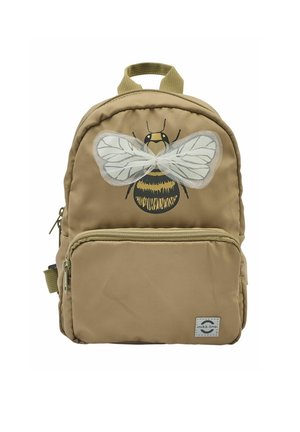 Smėlio spalvos audinio kuprinė su bičių dizainu ir permatomais sparneliais, priekyje esančiu užtrauktuko kišenėle ir viršutine rankena nešiojimui.