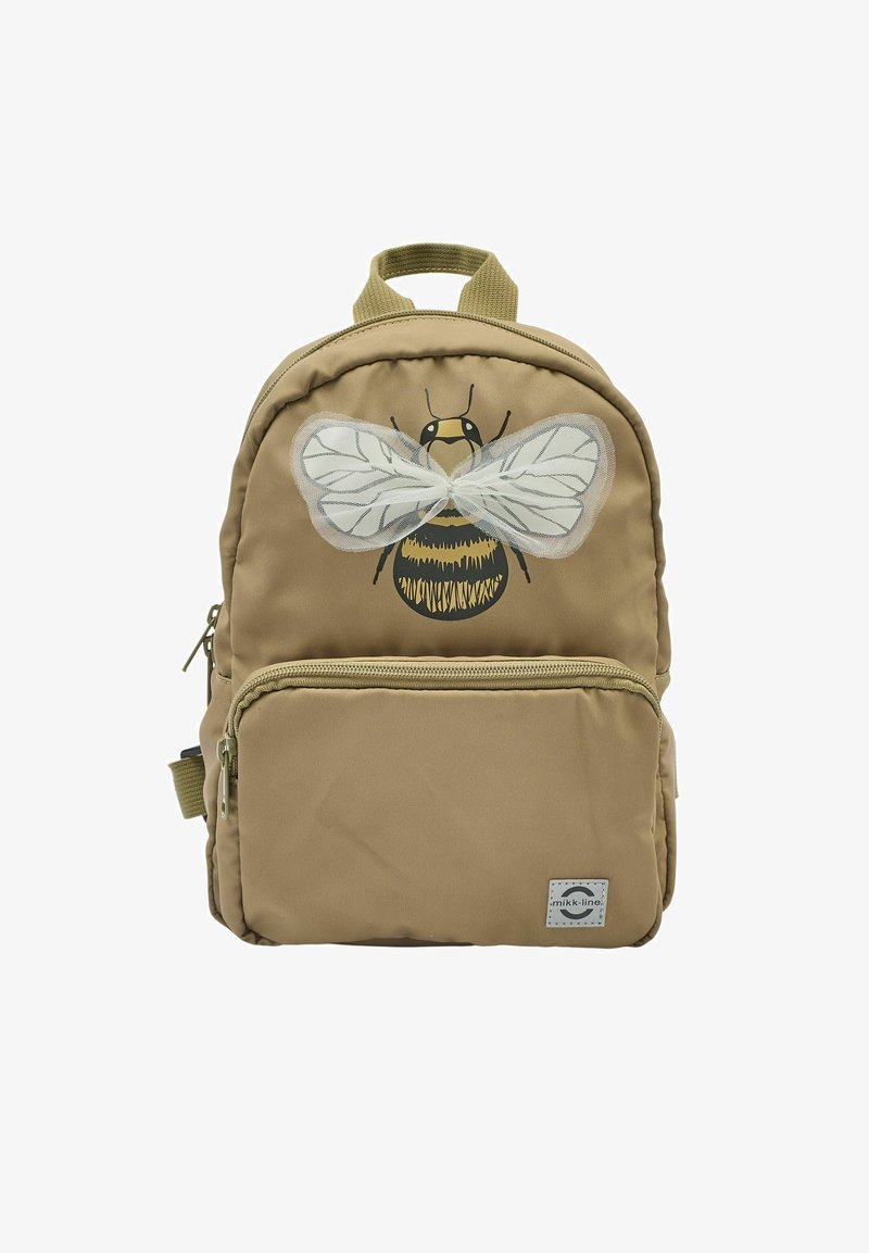Sac à dos en tissu beige avec un motif d'abeille aux ailes translucides, poche zippée à l'avant et une poignée supérieure pour le transport.