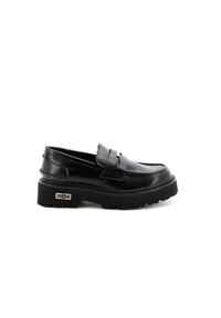 Mocassino in pelle nera con suola in gomma nera spessa, dotato di una cinturino sulla parte superiore e hardware minimalista. Finitura liscia.