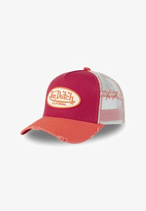 Gorra trucker roja y naranja con una parte trasera de malla blanca, visera desgastada y parche de logo bordado con "Von Dutch California".