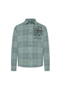 Camisa de franela a cuadros verdes con mangas largas, cierre de botones y un diseño gráfico que presenta texto y un logo circular en el lado izquierdo del pecho.