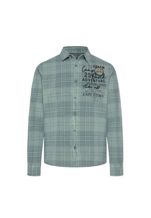 Groene geruite flanellen overhemd met lange mouwen, knopen aan de voorkant en een grafische print met tekst en een cirkelvormig logo op de linkerborst.