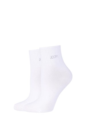 Paar weißer, knöchellanger Socken mit geripptem Bund und dezentem Markenlogo auf der Oberseite, nebeneinander auf weißem Hintergrund dargestellt.