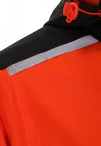 Lys orange jakke med sorte detaljer, der har et reflektivt sølvbånd og en snoretrækshætte, lavet af let, struktureret materiale.