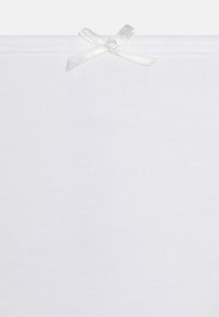 Witte katoenen kledingstuk met een gladde textuur, voorzien van een klein zilveren strikaccent in het midden bovenaan. Eenvoudig, uniform ontwerp.