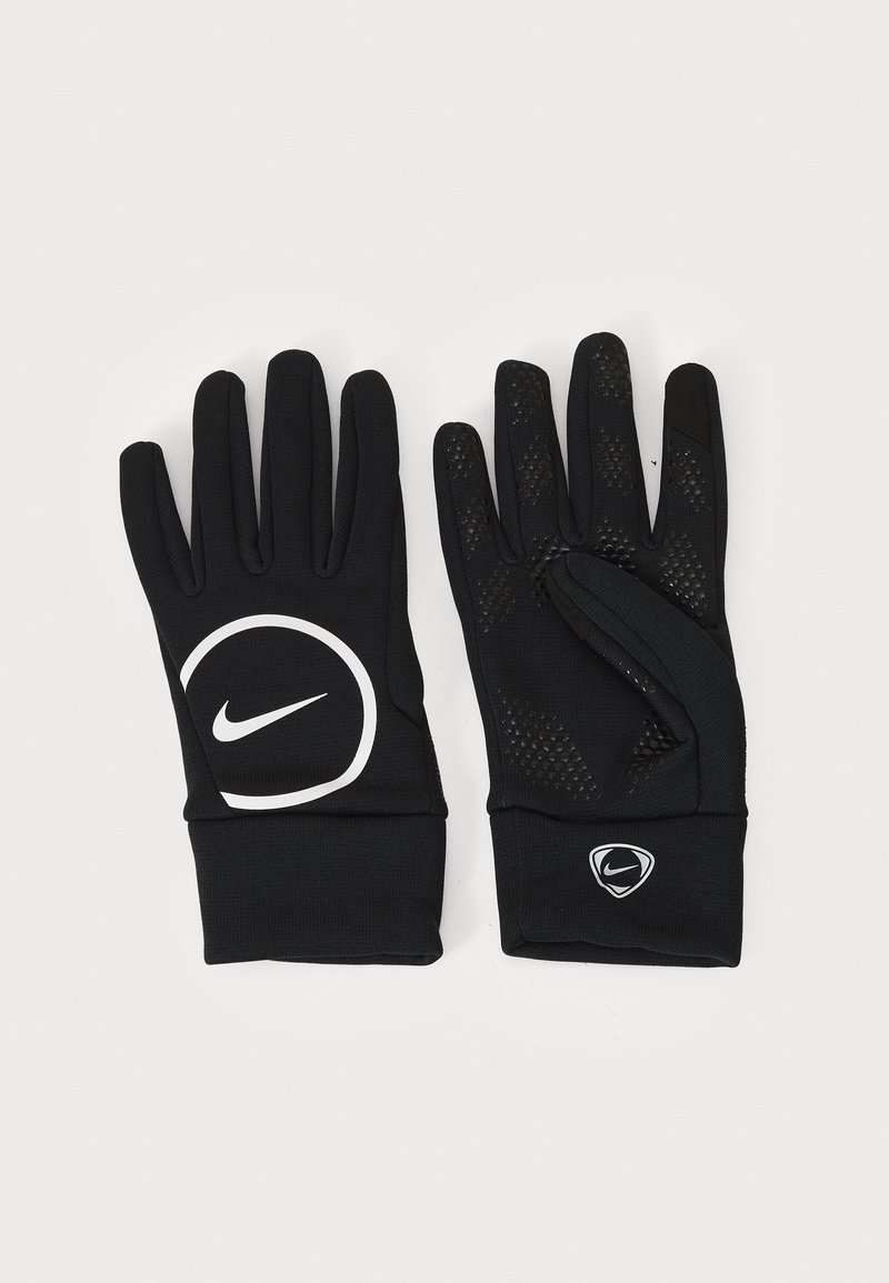 Mănuși atletice negre cu un grip texturat. Prezintă un logo Nike mare, alb, și un logo mai mic pe încheietură. Materialul este un țesătură netedă și elastică.