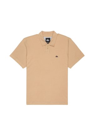 Polo beige en coton avec col, trois boutons au niveau du cou, manches courtes et petit écusson logo sur la poitrine gauche.